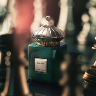 Matin Martin CROWN EDP 100 ml — productweergave; zeer nabije close-up; op een lichte achtergrond