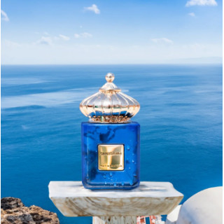Matin Martin SANTORINI EDP 100 ml — товар в стилизованной композиции; очень крупный план; у воды