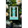 Opus Grande Extrait de Parfum 100 ml — toode stiliseeritud keskkonnas; väga lähivõte; lilledega; kõige laiem kadreering
