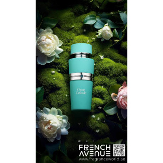 Opus Grande Extrait de Parfum 100 ml — toode stiliseeritud keskkonnas; väga lähivõte; lilledega; lähim kadreering