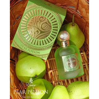 Paris Corner Pear Potion EDP 100 ml — toode stiliseeritud keskkonnas; väga lähivõte; puitpinnal