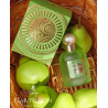 Paris Corner Pear Potion EDP 100 ml — toode stiliseeritud keskkonnas; väga lähivõte; puitpinnal