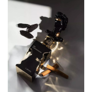 Lattafa Perfume His Confession EDP 100 ml — productverpakking; zeer nabije close-up; op een witte achtergrond