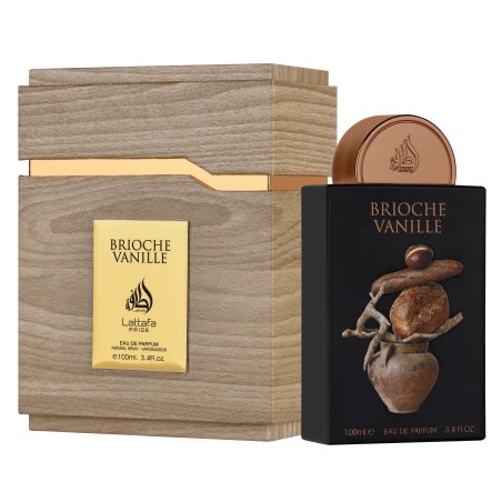 Pride Brioche Vanille EDP 100 ml — produkt ve stylizované kompozici; velmi detailní záběr; na dřevěném povrchu; nejširší záběr