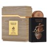 Pride Brioche Vanille EDP 100 ml — produkt ve stylizované kompozici; velmi detailní záběr; na dřevěném povrchu; nejširší záběr