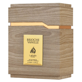 Pride Brioche Vanille EDP 100 ml — produkt ve stylizované kompozici; velmi detailní záběr; na dřevěném povrchu; nejbližší záběr