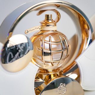 Fragrance World Signature White EDP 80 ml — pohled na produkt; velmi detailní záběr; na světlém pozadí