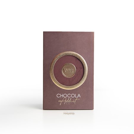 Chocola Addict EDP 100 ml — productweergave; volledige compositie; op een witte achtergrond; gemiddelde kadrering