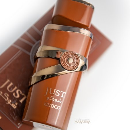 Fragrance World Just Choco EDP 100 ml — изображение товара; крупный план; на светлом фоне; самый близкий кадр