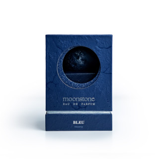 Moonstone Bleu EDP 100 ml — productverpakking; volledige compositie; op een witte achtergrond; gemiddelde kadrering