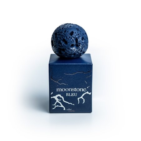 Fragrance World Moonstone Bleu EDP 100 ml — productverpakking; volledige compositie; op een witte achtergrond; ruimste kadrering