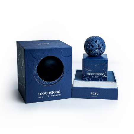 Moonstone Bleu EDP 100 ml — productverpakking; volledige compositie; op een witte achtergrond; meest nabije kadrering