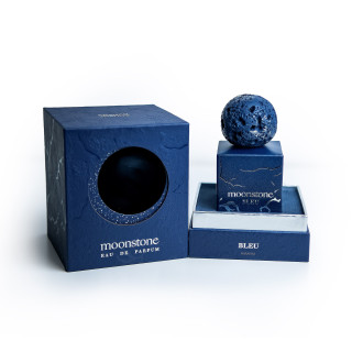 Moonstone Bleu EDP 100 ml — productverpakking; volledige compositie; op een witte achtergrond; meest nabije kadrering