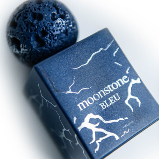 Fragrance World Moonstone Bleu EDP 100 ml — productweergave; zeer nabije close-up; op een witte achtergrond