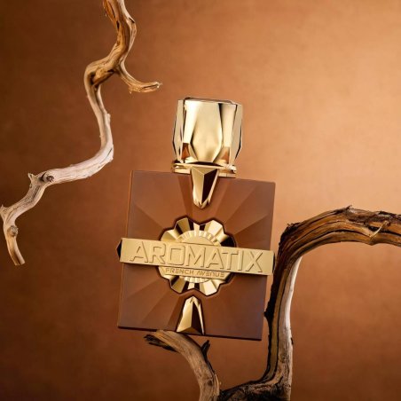 Fragrance World Aromatix Royal Taboo EDP 100 ml — productweergave; zeer nabije close-up; op een donkere achtergrond