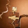 Fragrance World Aromatix Royal Taboo EDP 100 ml — productweergave; zeer nabije close-up; op een donkere achtergrond