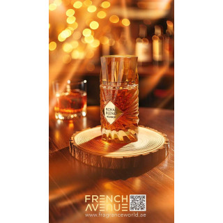 Royal Blend Bourbon EDP 100 ml — product in een gestileerde setting; zeer nabije close-up; op een houten oppervlak