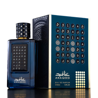 Fragrance World Anaqeed EDP 100 ml — productverpakking; close-up; op een donkere achtergrond