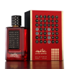 Fragrance World Anaqeed Rouge EDP 100 ml — produkto pakuotė; stambus planas; tamsiame fone
