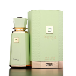 Fragrance World Luscious EDP 100 ml — product en verpakking; zeer nabije close-up; op een donkere achtergrond
