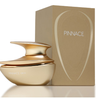 Fragrance World Pinnace Oryn EDP 100 ml — productweergave; zeer nabije close-up; op een lichte achtergrond