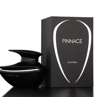 Fragrance World Pinnace Noir EDP 100 ml — изображение товара; крупный план; на тёмном фоне; самый близкий кадр