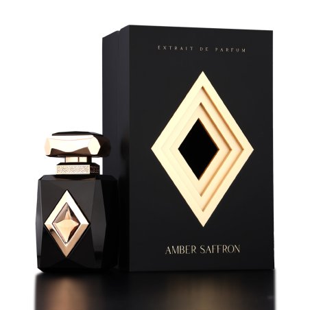 Amber Saffron Extrait Extrait de Parfum 80 ml — productverpakking; zeer nabije close-up; op een witte achtergrond