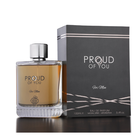 Fragrance World Proud of You for Men EDP 100 ml — product en verpakking; zeer nabije close-up; op een lichte achtergrond