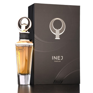 Fragrance World INEJ Parfum EDP 100 ml — product en verpakking; zeer nabije close-up; op een donkere achtergrond
