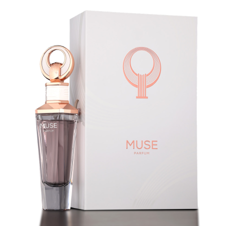 Fragrance World Muse Parfum EDP 100 ml — product en verpakking; zeer nabije close-up; op een lichte achtergrond