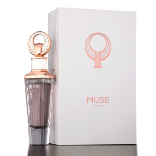Fragrance World Muse Parfum EDP 100 ml — product en verpakking; zeer nabije close-up; op een lichte achtergrond