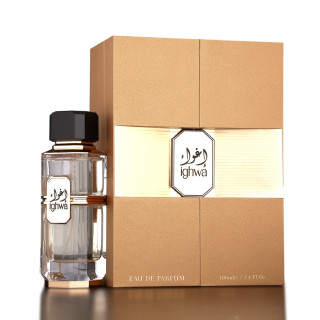 Fragrance World Ighwa EDP 100 ml — product en verpakking; zeer nabije close-up; op een donkere achtergrond