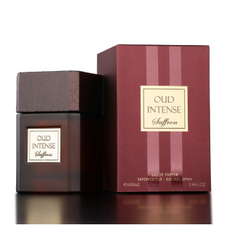 Fragrance World Oud Intense Saffron EDP 100 ml — productverpakking; zeer nabije close-up; op een donkere achtergrond