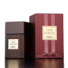 Fragrance World Oud Intense Saffron EDP 100 ml — productverpakking; zeer nabije close-up; op een donkere achtergrond