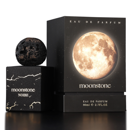 Fragrance World Moonstone Noire EDP 100 ml — toode stiliseeritud keskkonnas; lähivaade; õues