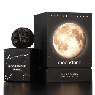 Fragrance World Moonstone Noire EDP 100 ml — toode stiliseeritud keskkonnas; lähivaade; õues