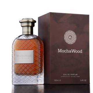 Fragrance World Mocha Wood EDP 100 ml — produktas ir pakuotė; stambus planas; baltame fone