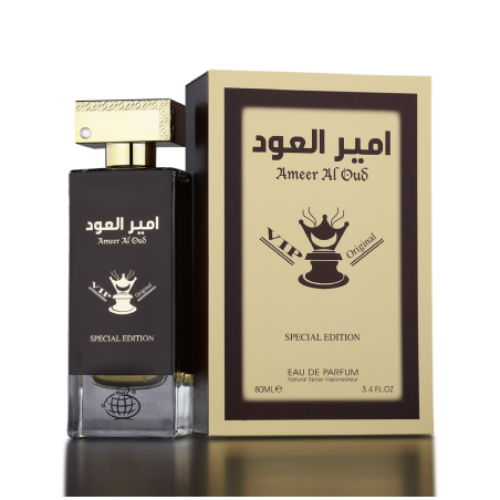Fragrance World Ameer Al Oud VIP Special Edition EDP 100 ml — obal produktu; velmi detailní záběr; na tmavém pozadí