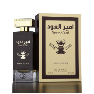 Fragrance World Ameer Al Oud VIP Special Edition EDP 100 ml — obal produktu; velmi detailní záběr; na tmavém pozadí