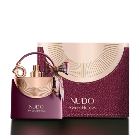 Fragrance World Nudo Sweet Berries EDP 100 ml — produktemballage; meget tæt nærbillede; på lys baggrund