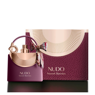 Fragrance World Nudo Sweet Berries EDP 100 ml — produktemballage; meget tæt nærbillede; på lys baggrund