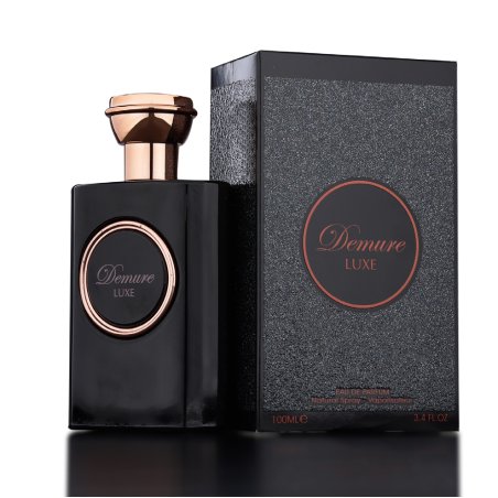 Fragrance World Demure Luxe EDP 100 ml — opakowanie produktu; bardzo bliskie ujęcie; na białym tle; najbliższe kadrowanie