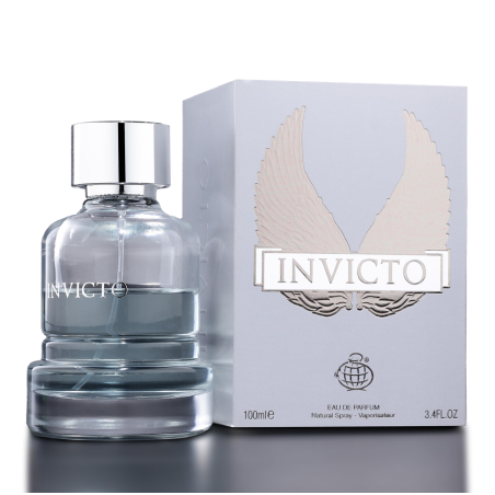Fragrance World Invicto EDP 100 ml — Produkt und Verpackung; sehr nahe Detailaufnahme; auf dunklem Hintergrund