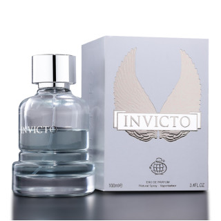 Fragrance World Invicto EDP 100 ml — Produkt und Verpackung; sehr nahe Detailaufnahme; auf dunklem Hintergrund