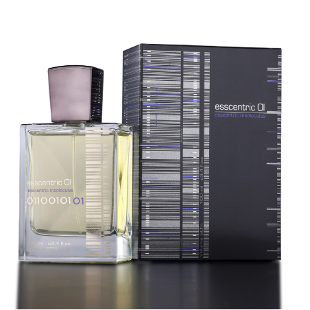 Fragrance World Esscentric 01 EDP 100 ml — Produktansicht; sehr nahe Detailaufnahme; auf dunklem Hintergrund
