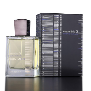 Fragrance World Esscentric 01 EDP 100 ml — Produktansicht; sehr nahe Detailaufnahme; auf dunklem Hintergrund