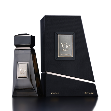 Fragrance World Vie Brise FA Paris EDP 80 ml — упаковка товара; крупный план; на тёмном фоне