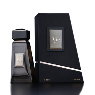 Fragrance World Vie Brise FA Paris EDP 80 ml — упаковка товара; крупный план; на тёмном фоне