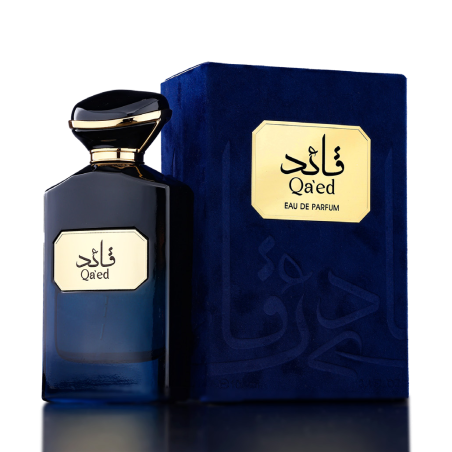 Fragrance World Qa'ed EDP 100 ml — товар и упаковка; крупный план; на тёмном фоне