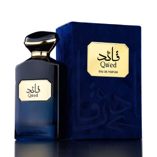 Fragrance World Qa'ed EDP 100 ml — товар и упаковка; крупный план; на тёмном фоне